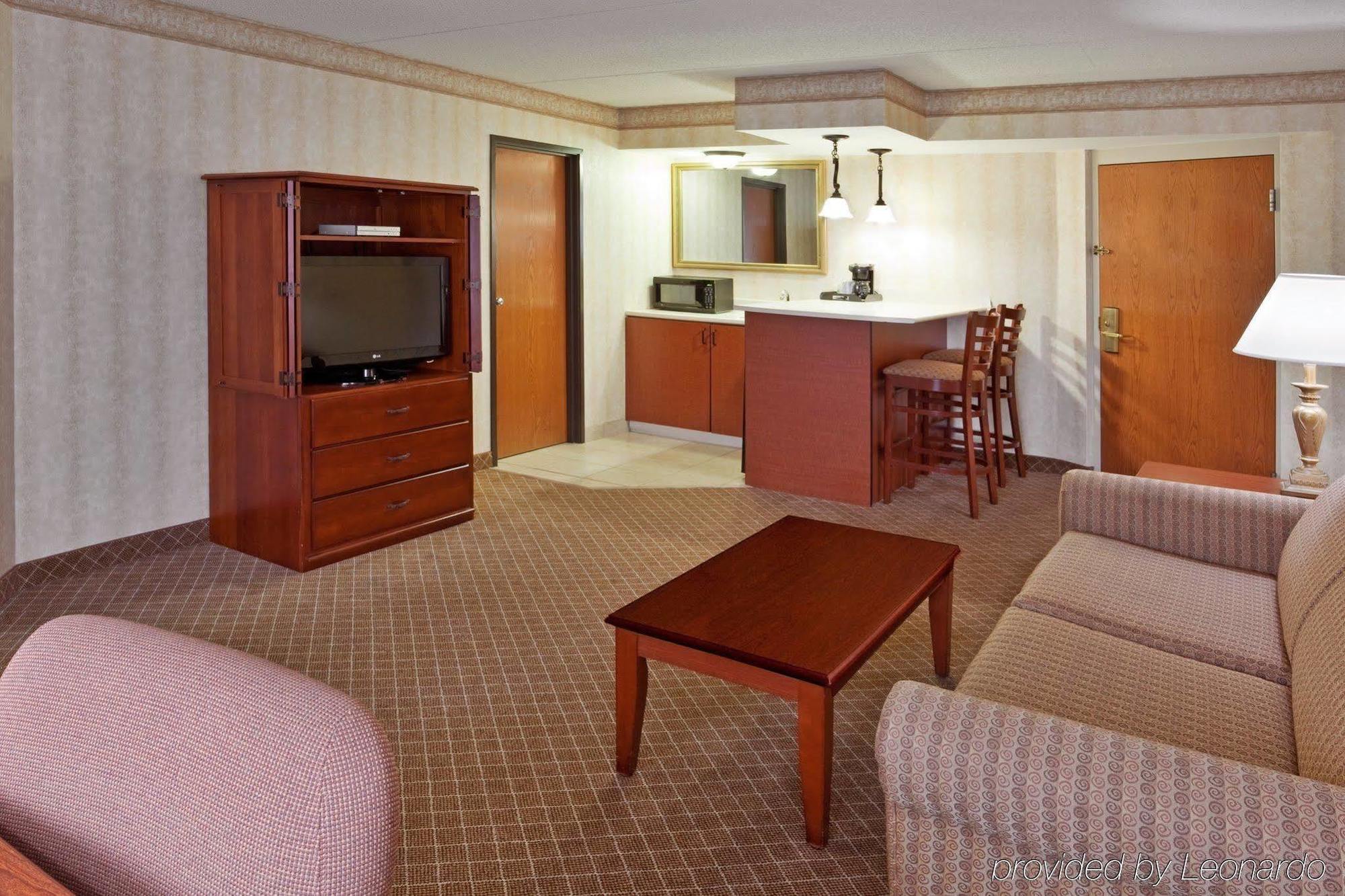 Best Western Okemos/East Lansing Hotel & Suites Ruang foto